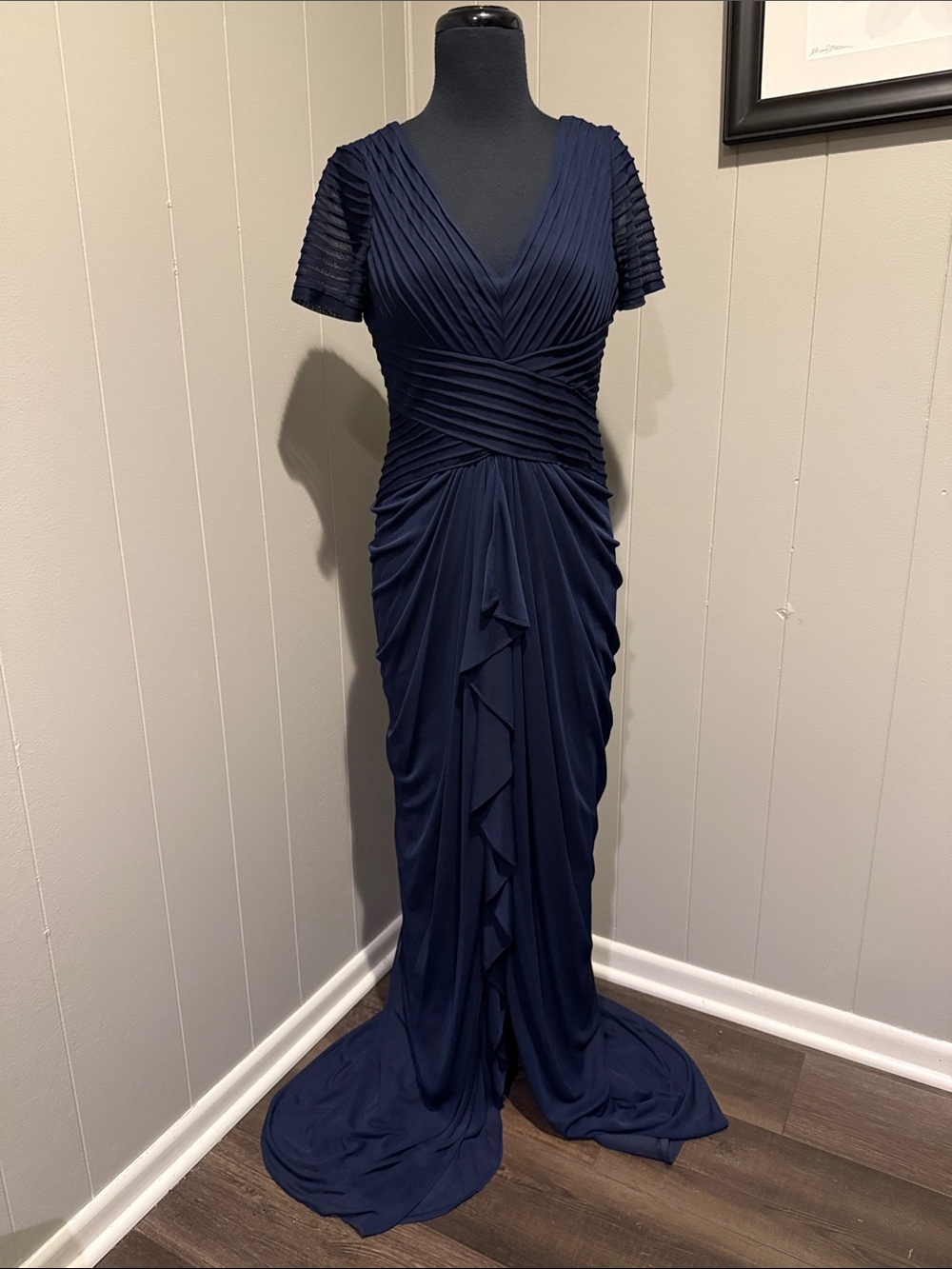 E Adrianna Papell Women’s 6 Midnight Navy Pleated V-Neck Ruched Maxi Dress